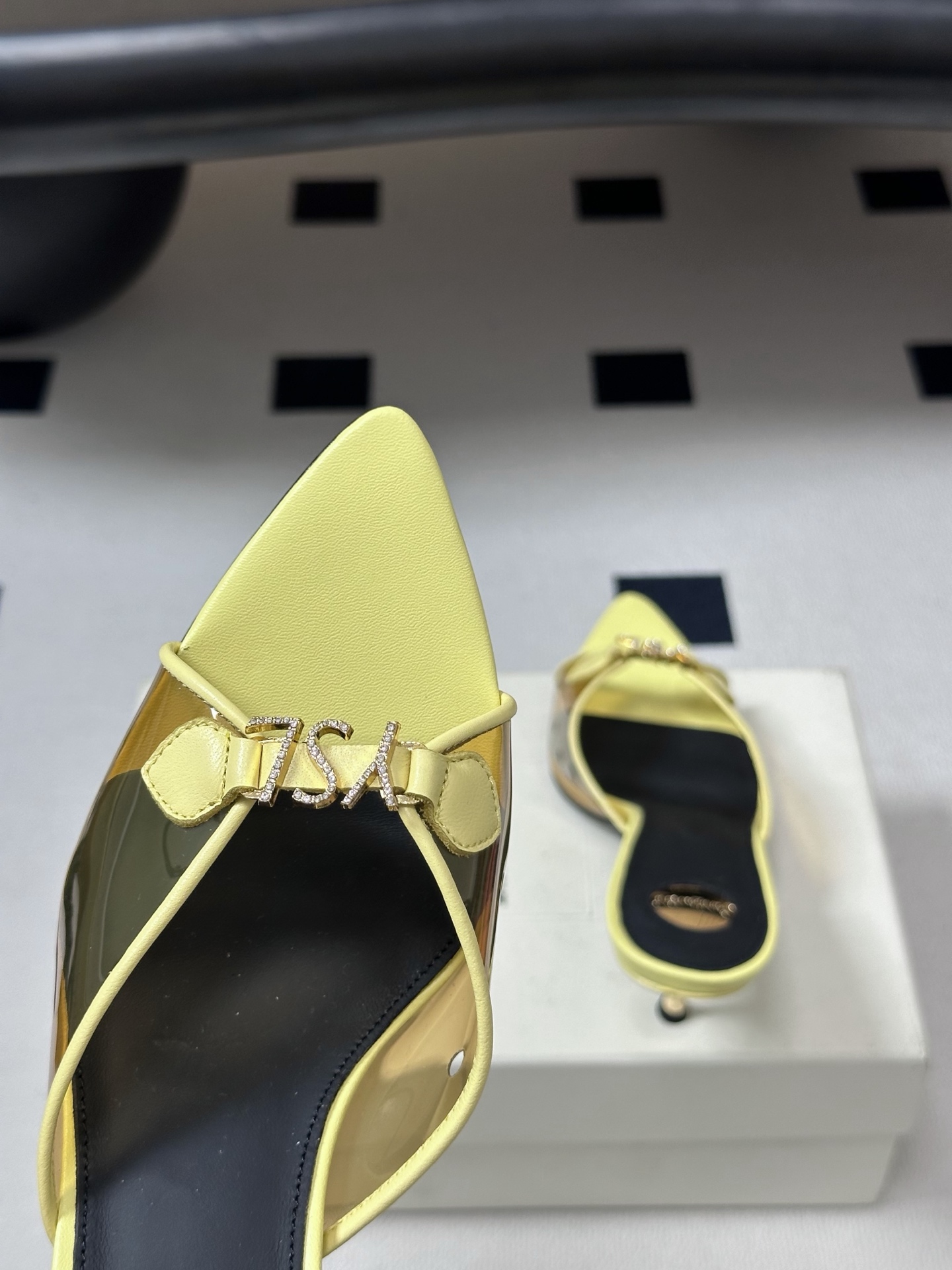 Saint Laurent 26SS春夏新款 YSL 尖头经典字母钻扣高跟拖鞋 PVC胶片金属跟凉拖鞋自 Saint Laurent 26SS春夏新款 YSL 尖头经典字母钻扣高跟拖鞋 PVC胶片金属跟凉拖鞋自