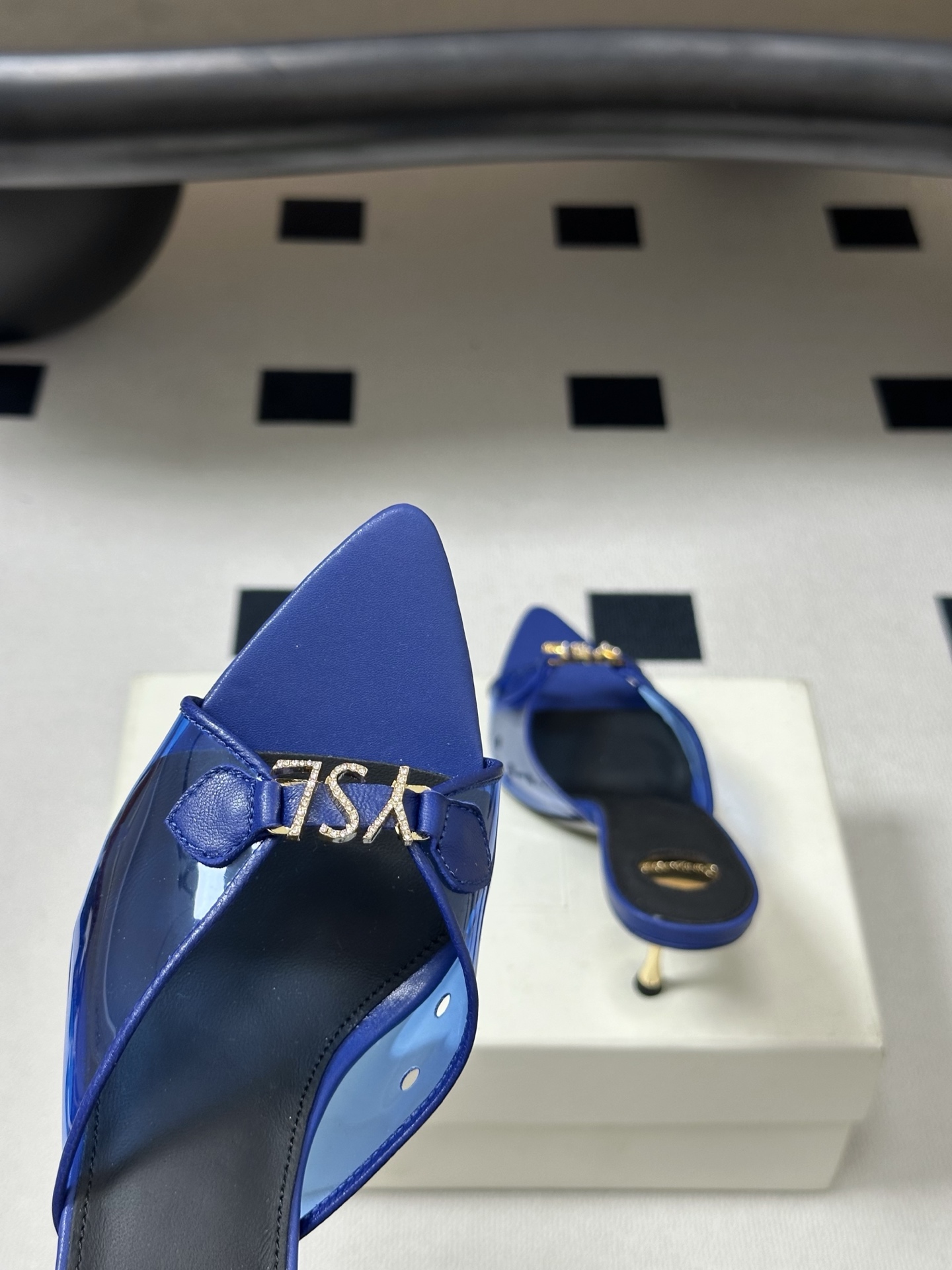Saint Laurent 26SS春夏新款 YSL 尖头经典字母钻扣高跟拖鞋 PVC胶片金属跟凉拖鞋自 Saint Laurent 26SS春夏新款 YSL 尖头经典字母钻扣高跟拖鞋 PVC胶片金属跟凉拖鞋自
