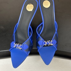 Saint Laurent 26SS春夏新款 YSL 尖头经典字母钻扣高跟拖鞋 PVC胶片金属跟凉拖鞋自 Saint Laurent 26SS春夏新款 YSL 尖头经典字母钻扣高跟拖鞋 PVC胶片金属跟凉拖鞋自