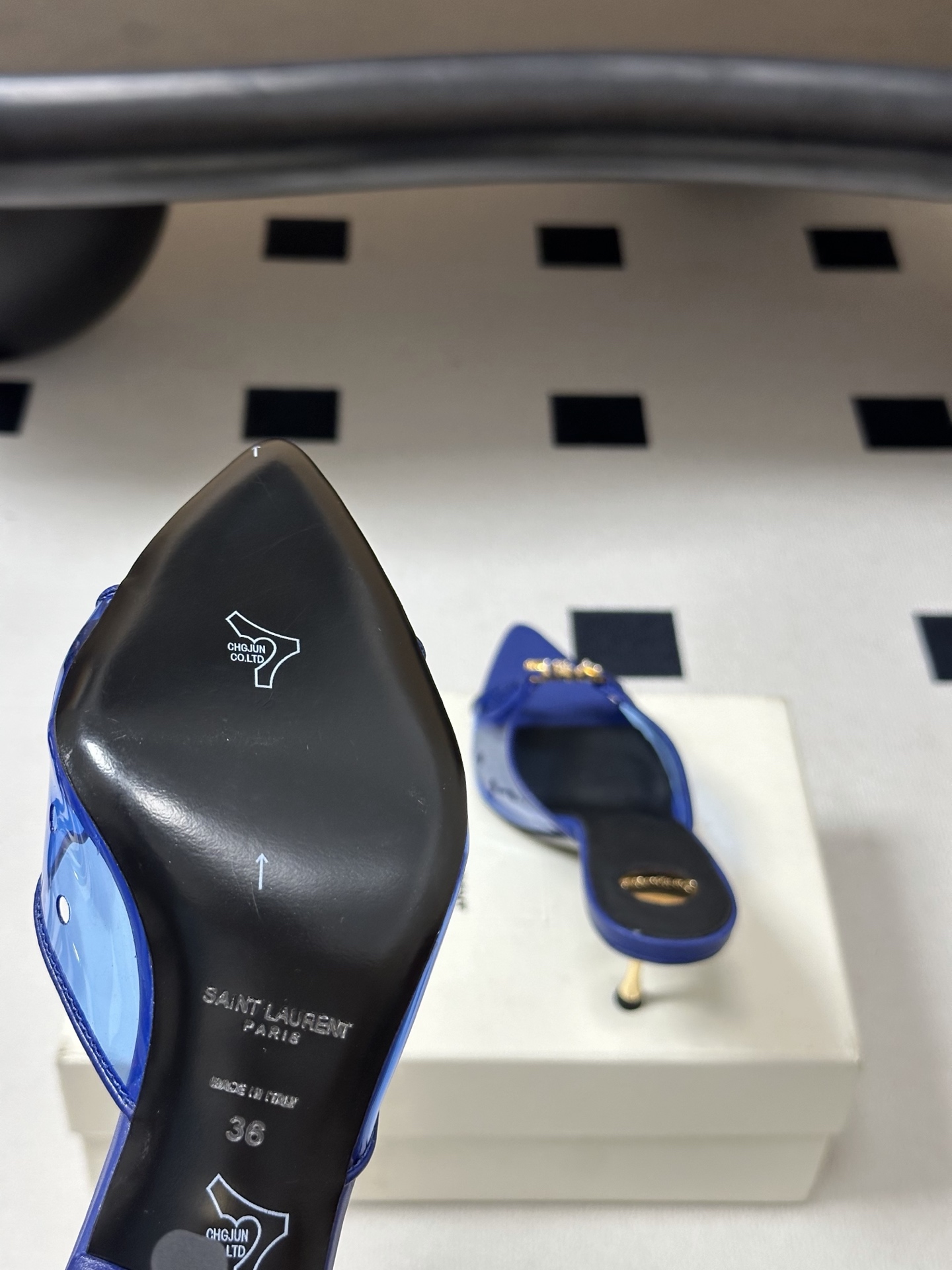 Saint Laurent 26SS春夏新款 YSL 尖头经典字母钻扣高跟拖鞋 PVC胶片金属跟凉拖鞋自 Saint Laurent 26SS春夏新款 YSL 尖头经典字母钻扣高跟拖鞋 PVC胶片金属跟凉拖鞋自