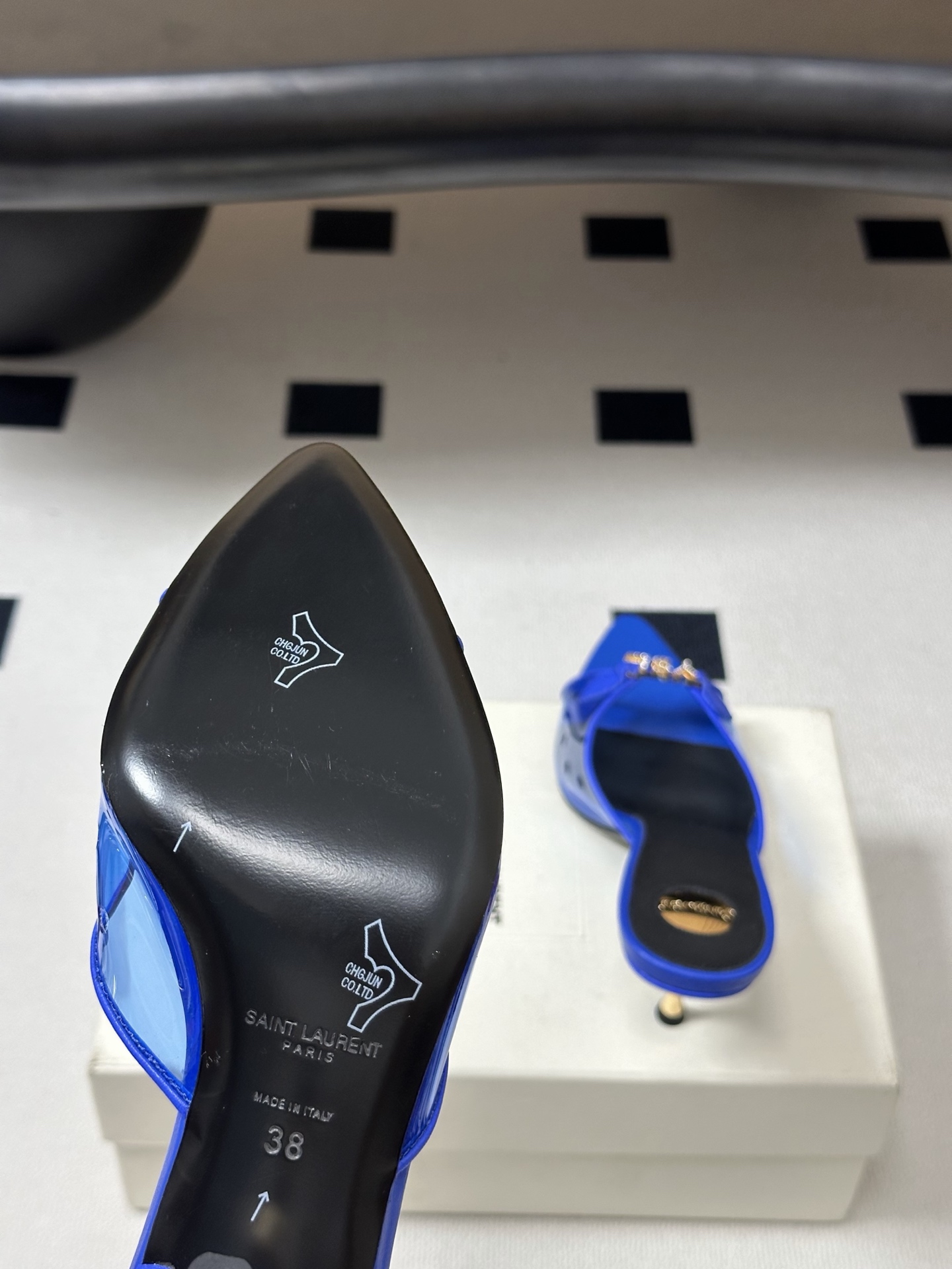 Saint Laurent 26SS春夏新款 YSL 尖头经典字母钻扣高跟拖鞋 PVC胶片金属跟凉拖鞋自 Saint Laurent 26SS春夏新款 YSL 尖头经典字母钻扣高跟拖鞋 PVC胶片金属跟凉拖鞋自