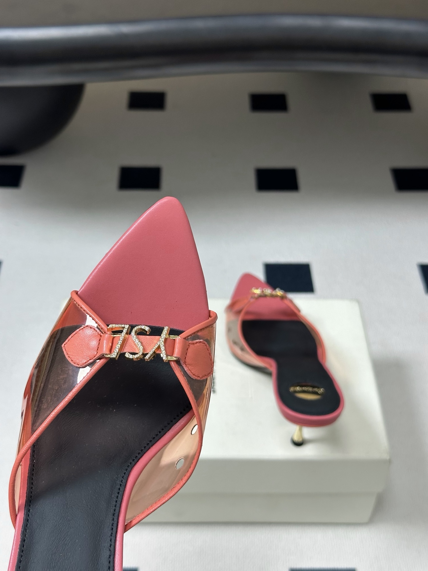 Saint Laurent 26SS春夏新款 YSL 尖头经典字母钻扣高跟拖鞋 PVC胶片金属跟凉拖鞋自 Saint Laurent 26SS春夏新款 YSL 尖头经典字母钻扣高跟拖鞋 PVC胶片金属跟凉拖鞋自