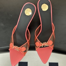 Saint Laurent 26SS春夏新款 YSL 尖头经典字母钻扣高跟拖鞋 PVC胶片金属跟凉拖鞋自 Saint Laurent 26SS春夏新款 YSL 尖头经典字母钻扣高跟拖鞋 PVC胶片金属跟凉拖鞋自