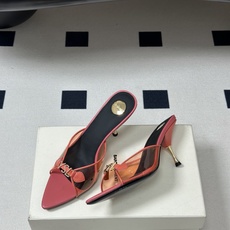 Saint Laurent 26SS春夏新款 YSL 尖头经典字母钻扣高跟拖鞋 PVC胶片金属跟凉拖鞋自 Saint Laurent 26SS春夏新款 YSL 尖头经典字母钻扣高跟拖鞋 PVC胶片金属跟凉拖鞋自