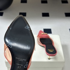 Saint Laurent 26SS春夏新款 YSL 尖头经典字母钻扣高跟拖鞋 PVC胶片金属跟凉拖鞋自 Saint Laurent 26SS春夏新款 YSL 尖头经典字母钻扣高跟拖鞋 PVC胶片金属跟凉拖鞋自