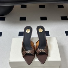 Saint Laurent 26SS春夏新款 YSL 尖头经典字母钻扣高跟拖鞋 PVC胶片金属跟凉拖鞋自 Saint Laurent 26SS春夏新款 YSL 尖头经典字母钻扣高跟拖鞋 PVC胶片金属跟凉拖鞋自