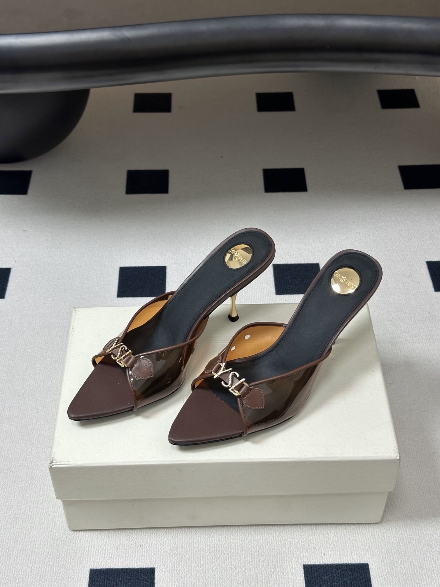 Saint Laurent 26SS春夏新款 YSL 尖头经典字母钻扣高跟拖鞋 PVC胶片金属跟凉拖鞋自 Saint Laurent 26SS春夏新款 YSL 尖头经典字母钻扣高跟拖鞋 PVC胶片金属跟凉拖鞋自