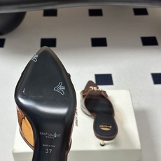 Saint Laurent 26SS春夏新款 YSL 尖头经典字母钻扣高跟拖鞋 PVC胶片金属跟凉拖鞋自 Saint Laurent 26SS春夏新款 YSL 尖头经典字母钻扣高跟拖鞋 PVC胶片金属跟凉拖鞋自