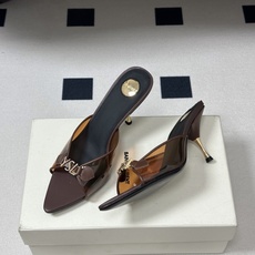 Saint Laurent 26SS春夏新款 YSL 尖头经典字母钻扣高跟拖鞋 PVC胶片金属跟凉拖鞋自 Saint Laurent 26SS春夏新款 YSL 尖头经典字母钻扣高跟拖鞋 PVC胶片金属跟凉拖鞋自