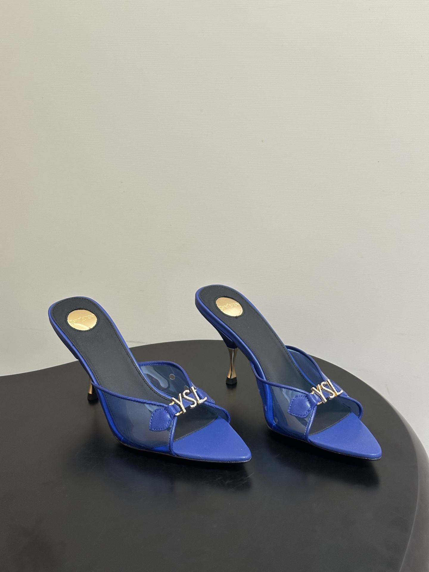 Saint Laurent 26SS春夏新款 YSL 尖头经典字母钻扣高跟拖鞋 PVC胶片金属跟凉拖鞋自