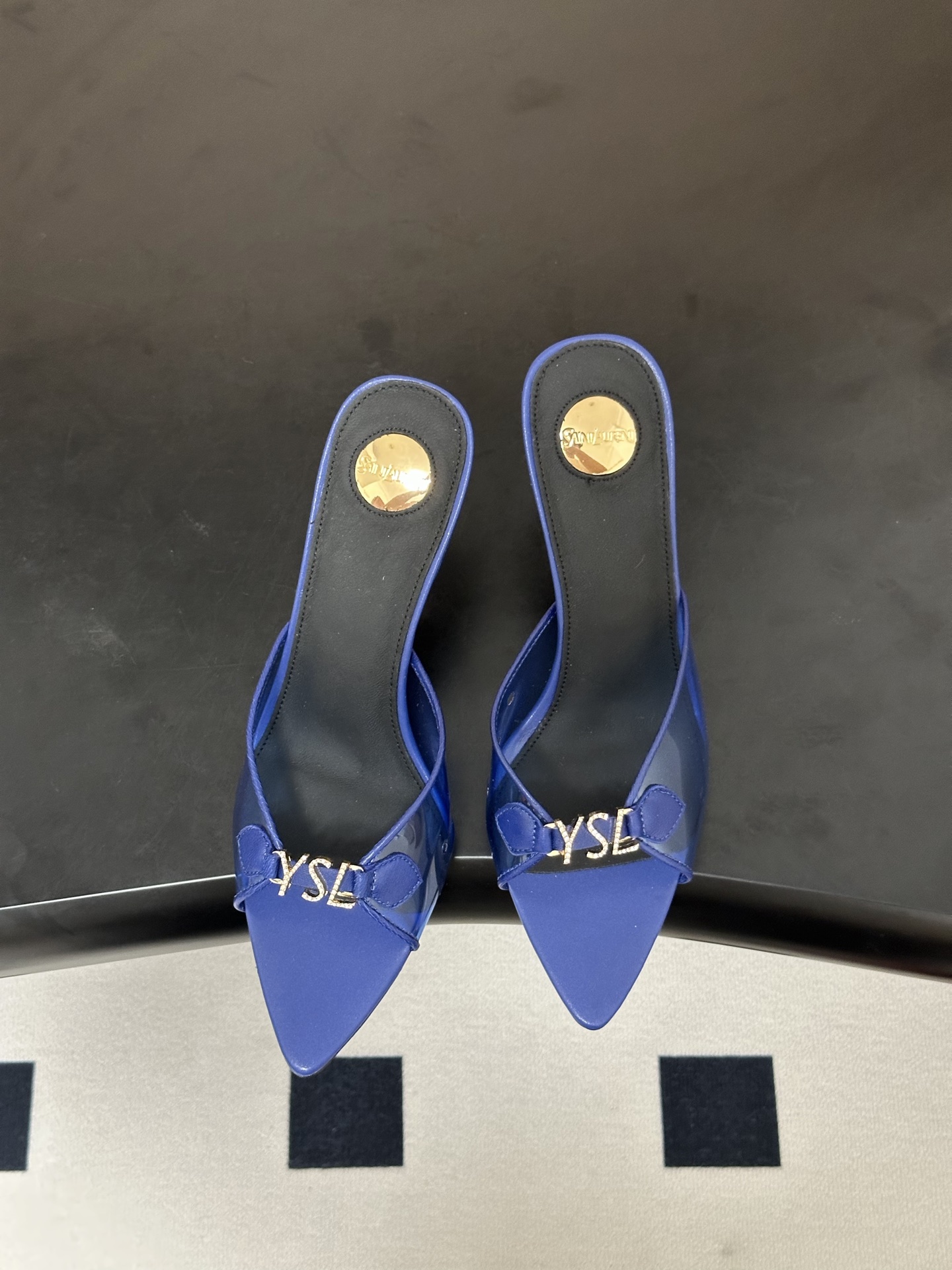 Saint Laurent 26SS春夏新款 YSL 尖头经典字母钻扣高跟拖鞋 PVC胶片金属跟凉拖鞋自 Saint Laurent 26SS春夏新款 YSL 尖头经典字母钻扣高跟拖鞋 PVC胶片金属跟凉拖鞋自