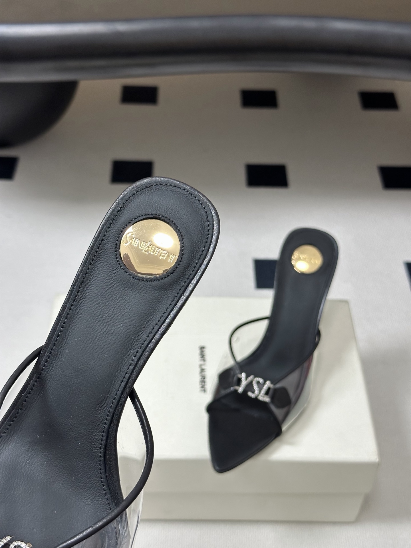 Saint Laurent 26SS春夏新款 YSL 尖头经典字母钻扣高跟拖鞋 PVC胶片金属跟凉拖鞋自 Saint Laurent 26SS春夏新款 YSL 尖头经典字母钻扣高跟拖鞋 PVC胶片金属跟凉拖鞋自
