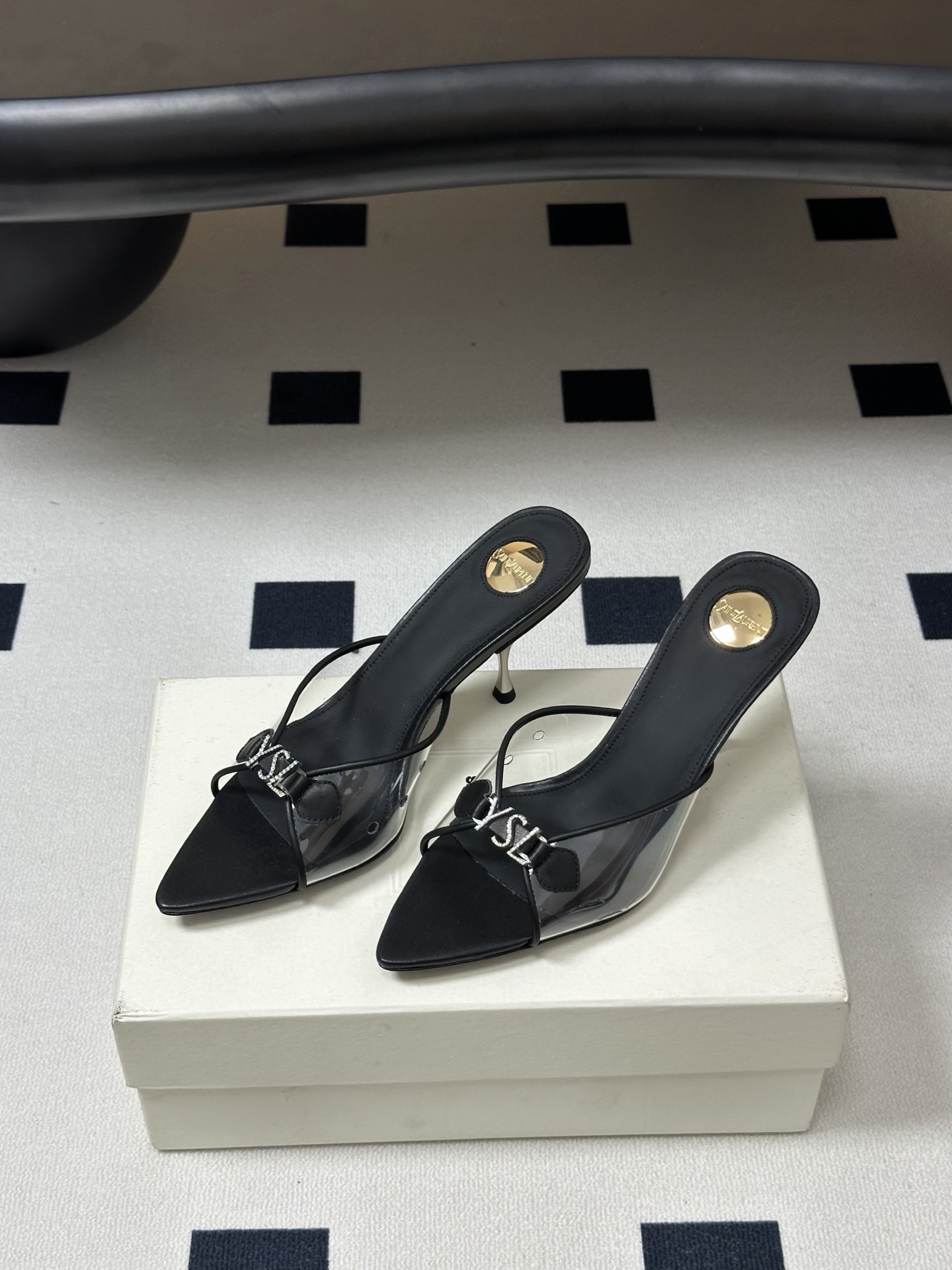 Saint Laurent 26SS春夏新款 YSL 尖头经典字母钻扣高跟拖鞋 PVC胶片金属跟凉拖鞋自 Saint Laurent 26SS春夏新款 YSL 尖头经典字母钻扣高跟拖鞋 PVC胶片金属跟凉拖鞋自