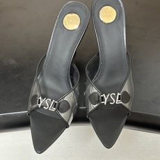 Saint Laurent 26SS春夏新款 YSL 尖头经典字母钻扣高跟拖鞋 PVC胶片金属跟凉拖鞋自 Saint Laurent 26SS春夏新款 YSL 尖头经典字母钻扣高跟拖鞋 PVC胶片金属跟凉拖鞋自