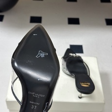 Saint Laurent 26SS春夏新款 YSL 尖头经典字母钻扣高跟拖鞋 PVC胶片金属跟凉拖鞋自 Saint Laurent 26SS春夏新款 YSL 尖头经典字母钻扣高跟拖鞋 PVC胶片金属跟凉拖鞋自