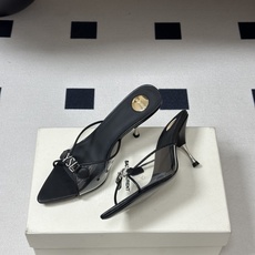 Saint Laurent 26SS春夏新款 YSL 尖头经典字母钻扣高跟拖鞋 PVC胶片金属跟凉拖鞋自 Saint Laurent 26SS春夏新款 YSL 尖头经典字母钻扣高跟拖鞋 PVC胶片金属跟凉拖鞋自