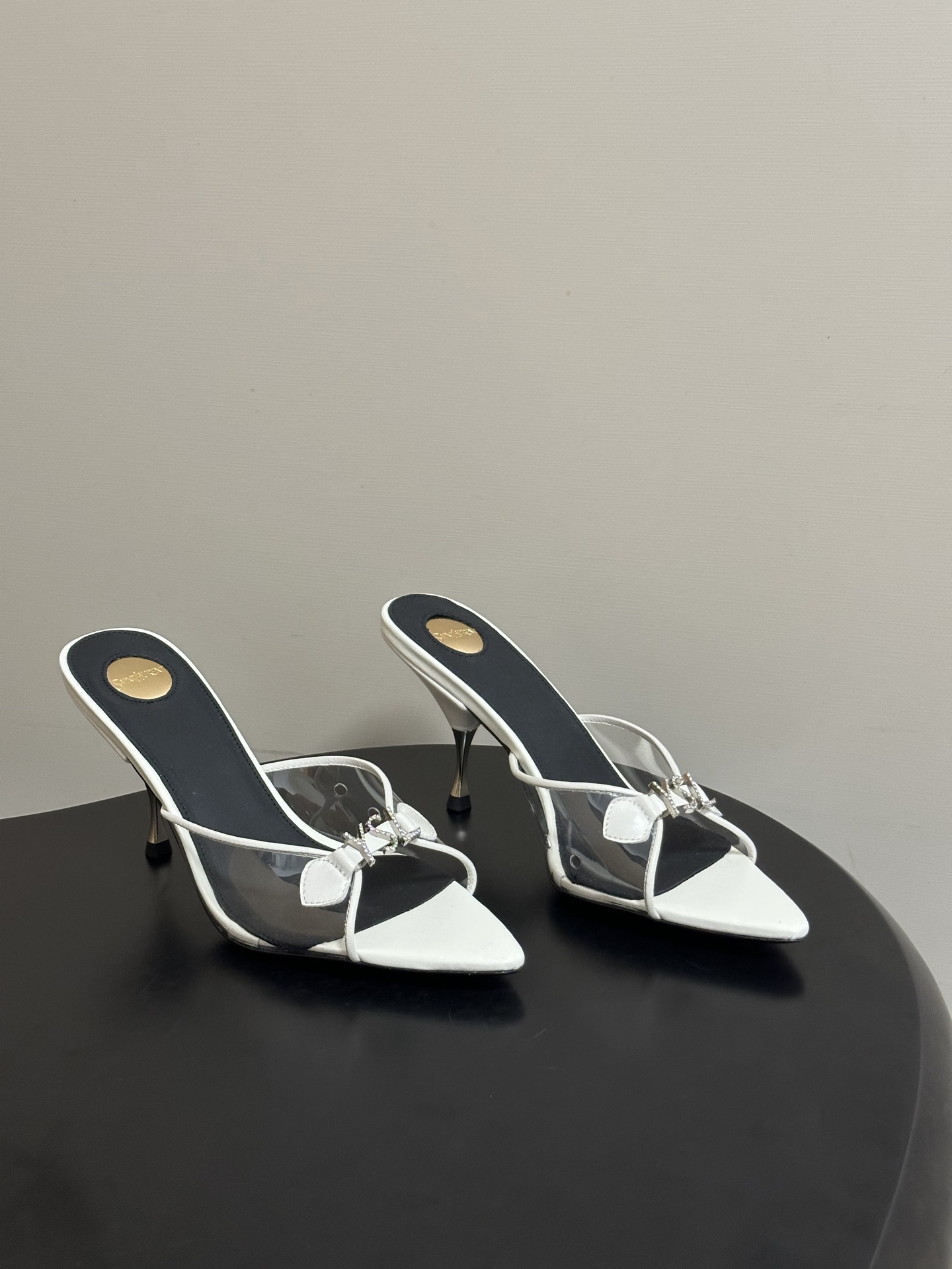 NO:816290,- Saint Laurent 26SS spring and summer new model YSL pointed toe classic letter diamond buckle high-heeled slippers PVC film metal heel sandals A summer high-heeled model with a cool and elegant feel, this pair directly brings French sex appeal and high-end texture!  The design perfectly captures the aesthetic point of fashion stars. It is embellished with iconic brand elements and has low-key recognition. The pointed-toe shoe shape is matched with a thin strap design, which can not only lengthen the leg line, but also has an effortless and lazy sexiness. Whether it is paired with a commuting outfit or a date skirt, it can easily create a beautiful and sassy atmosphere.  It can be called an all-rounder in matching scenarios. Pair it with suit pants or skirts for daily commuting, which is neat and elegant; pair it with a dress or wide-leg pants for a date, which instantly enhances sophistication and femininity. Upper cowhide/PVC film, lining sheepskin, sole Italian genuine leather outsole, heel height 7.5cm, size 35-39 (40.41 custom-made, non-refundable), high-heeled shoes and slippers, saint laurent, saint laurent, high  heels,slippers,skirts,business suit,cowhide,sheepskin,Leather soles19860909- Saint Laurent 26SS春夏新款 YSL 尖头经典字母钻扣高跟拖鞋 PVC胶片金属跟凉拖鞋 自带冷艳贵气感的夏日高跟款,这双直接把法式性感和高级质感拉满！设计上完美踩中了时髦星人的审美点,标志性的品牌元素点缀,自带低调的辨识度,尖头鞋型搭配细带设计,既能拉长腿部线条,又自带毫不费力的慵懒性感,不管是搭配通勤装还是约会裙装,都能轻松穿出又美又飒的氛围感. 搭配场景堪称万能选手,日常通勤搭配西装裤或半身裙,利落又有气场；约会搭配连衣裙或阔腿裤,瞬间提升精致度与女人味. 鞋面牛皮/PVC胶片 内里垫脚羊皮 鞋底意大利真皮大底 跟高7.5cm 码数35-39（40.41 定做不退换）,高跟鞋拖鞋,saint laurent,saint laurent,high heels,slippers,skirts,business suit,cowhide,sheepskin,Leather soles,Women's Shoes