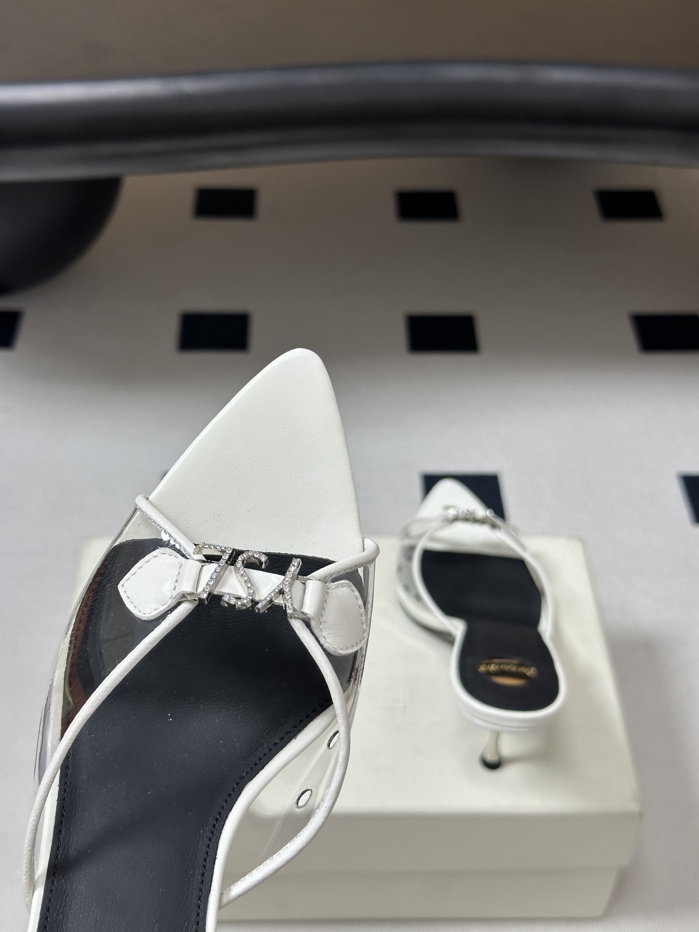 Saint Laurent 26SS春夏新款 YSL 尖头经典字母钻扣高跟拖鞋 PVC胶片金属跟凉拖鞋自