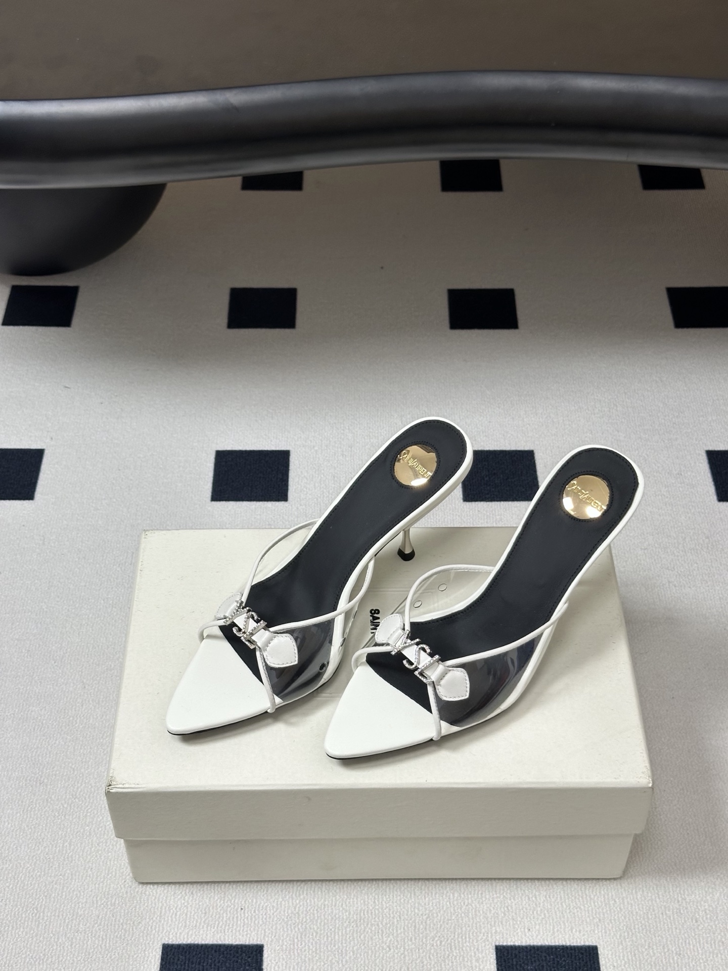 Saint Laurent 26SS春夏新款 YSL 尖头经典字母钻扣高跟拖鞋 PVC胶片金属跟凉拖鞋自