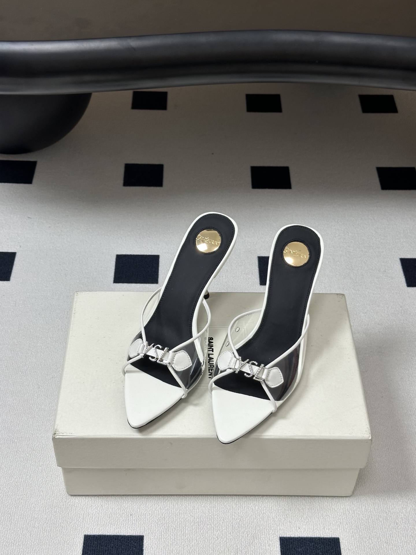 Saint Laurent 26SS春夏新款 YSL 尖头经典字母钻扣高跟拖鞋 PVC胶片金属跟凉拖鞋自