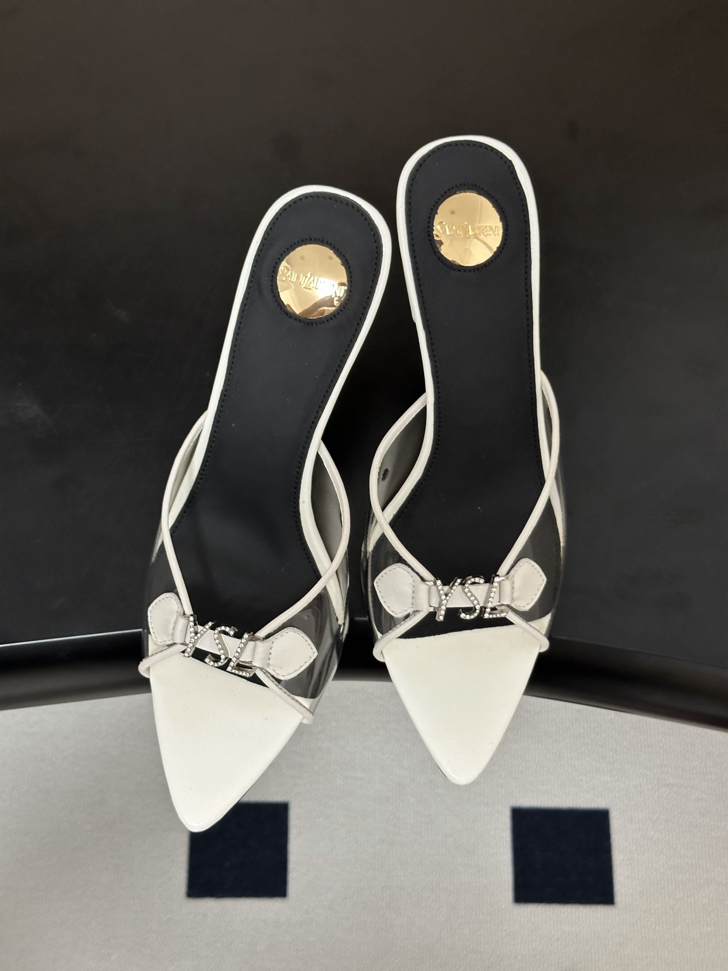 Saint Laurent 26SS春夏新款 YSL 尖头经典字母钻扣高跟拖鞋 PVC胶片金属跟凉拖鞋自