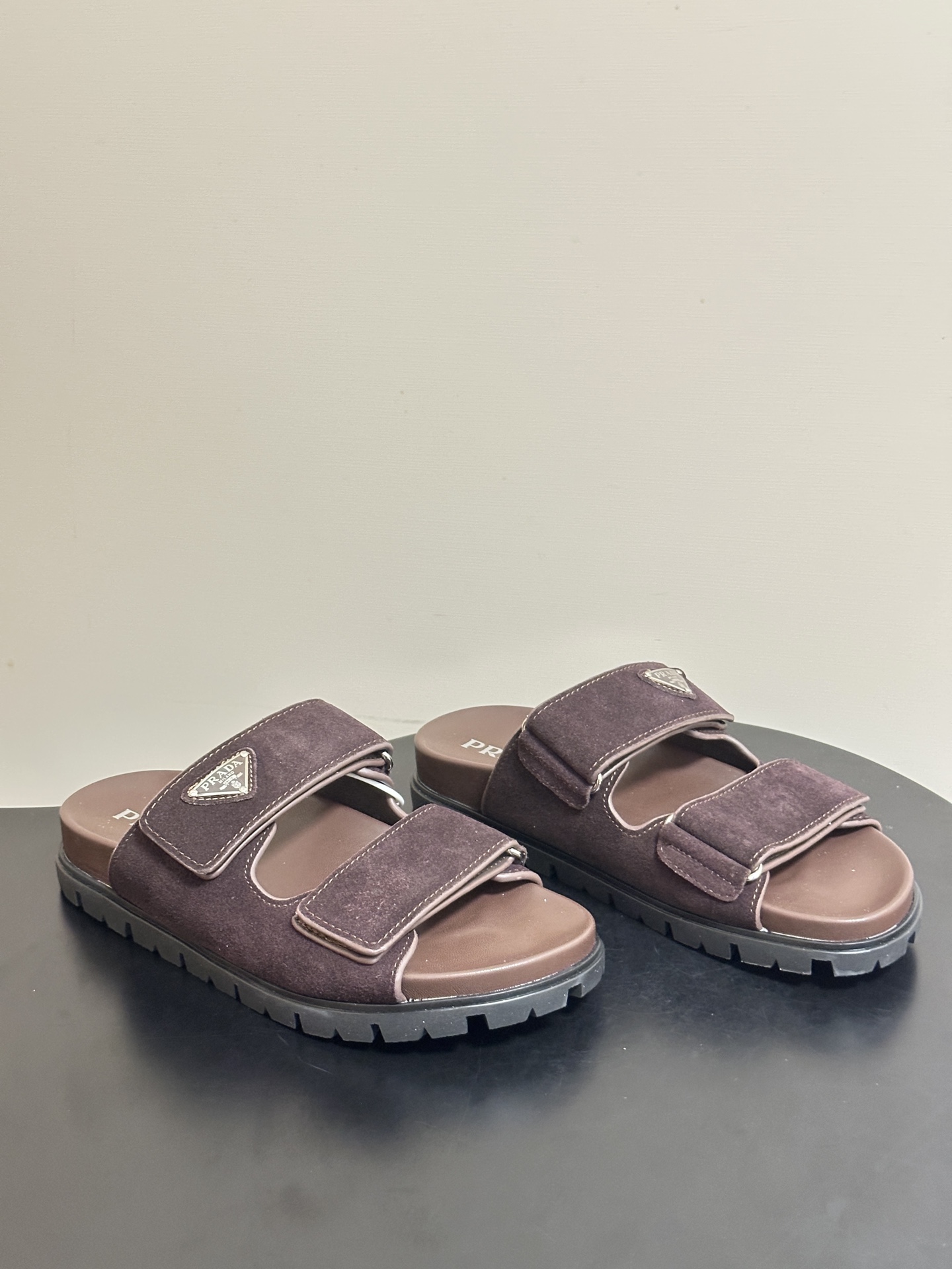 26Ss春夏新款Prada 普拉达 经典三角标魔术贴凉拖鞋休闲沙滩鞋复古老钱风拖鞋这双鞋把复古质感与松弛