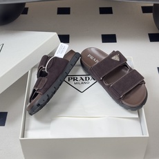 26Ss春夏新款Prada 普拉达 经典三角标魔术贴凉拖鞋休闲沙滩鞋复古老钱风拖鞋这双鞋把复古质感与松弛 26Ss春夏新款Prada 普拉达 经典三角标魔术贴凉拖鞋休闲沙滩鞋复古老钱风拖鞋这双鞋把复古质感与松弛