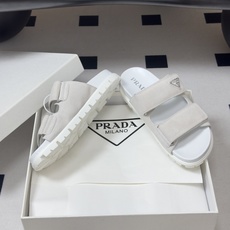 26Ss春夏新款Prada 普拉达 经典三角标魔术贴凉拖鞋休闲沙滩鞋复古老钱风拖鞋这双鞋把复古质感与松弛 26Ss春夏新款Prada 普拉达 经典三角标魔术贴凉拖鞋休闲沙滩鞋复古老钱风拖鞋这双鞋把复古质感与松弛