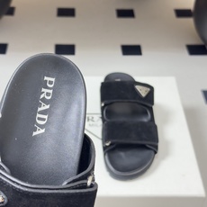 26Ss春夏新款Prada 普拉达 经典三角标魔术贴凉拖鞋休闲沙滩鞋复古老钱风拖鞋这双鞋把复古质感与松弛 26Ss春夏新款Prada 普拉达 经典三角标魔术贴凉拖鞋休闲沙滩鞋复古老钱风拖鞋这双鞋把复古质感与松弛