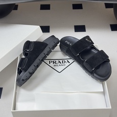 26Ss春夏新款Prada 普拉达 经典三角标魔术贴凉拖鞋休闲沙滩鞋复古老钱风拖鞋这双鞋把复古质感与松弛 26Ss春夏新款Prada 普拉达 经典三角标魔术贴凉拖鞋休闲沙滩鞋复古老钱风拖鞋这双鞋把复古质感与松弛