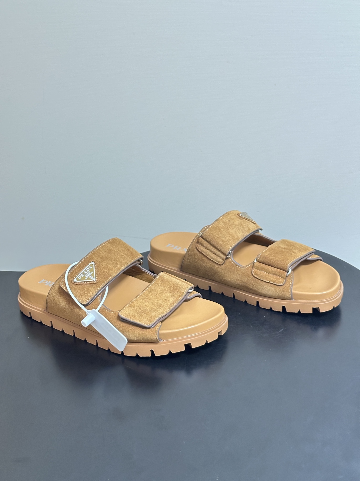 NO:817604,- 26Ss Spring and Summer New Prada Classic Triangle Logo Velcro Sandals Casual Beach Shoes Retro Old Money Style Slippers This pair of shoes perfectly combines retro texture and relaxation. It is an all-purpose tool for lazy people to wear when going out on the street or commuting in spring and summer. It directly adds a sense of atmosphere to the feet. The classic Muller drag type comes with advanced filters, and the thick-soled design quietly increases the height, easily elongating the proportion of the legs, visually making the legs look longer, and is extremely friendly to all body types.  The slip-on design is super easy to put on and take off. Whether it is paired with jeans, casual pants, or simple skirts or wide-leg pants, it can be seamlessly connected and effortlessly fashionable. The upper is nubuck nubuck leather, the lining is sheepskin, and the sole is molded TPU outsole. Size 35-39 (40.41 custom-made, non-returnable), slippers, prada, prada, slippers, skirts, jeans, sheepskin19860909- 26Ss春夏新款Prada 普拉达 经典三角标魔术贴凉拖鞋休闲沙滩鞋复古老钱风拖鞋 这双鞋把复古质感与松弛感完美融合,是春夏出街、通勤懒人穿搭的万能神器,上脚直接氛围感拉满.经典的穆勒拖型自带高级滤镜,厚底设计悄悄增高,轻松拉长腿部比例,视觉上秒变大长腿,对各种身材都极度友好. 一脚蹬的设计穿脱超方便,不管是搭配牛仔裤、休闲裤,还是简约裙装、阔腿裤,都能无缝衔接,轻松拿捏不费力的时髦感. 鞋面牛磨砂皮 内里垫脚羊皮 鞋底开模TPU大底 码数35-39（40.41定做不退换）,拖鞋,prada,prada,slippers,skirts,jeans,sheepskin,Women's Shoes