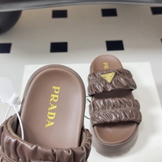 26Ss春夏新款Prada 普拉达 经典三角标褶皱双带凉拖鞋厚底休闲沙滩鞋复古老钱风拖鞋精致填充打造的立 26Ss春夏新款Prada 普拉达 经典三角标褶皱双带凉拖鞋厚底休闲沙滩鞋复古老钱风拖鞋精致填充打造的立