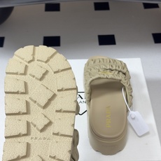26Ss春夏新款Prada 普拉达 经典三角标褶皱双带凉拖鞋厚底休闲沙滩鞋复古老钱风拖鞋精致填充打造的立 26Ss春夏新款Prada 普拉达 经典三角标褶皱双带凉拖鞋厚底休闲沙滩鞋复古老钱风拖鞋精致填充打造的立