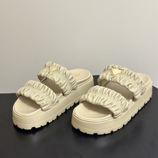 26Ss春夏新款Prada 普拉达 经典三角标褶皱双带凉拖鞋厚底休闲沙滩鞋复古老钱风拖鞋精致填充打造的立 26Ss春夏新款Prada 普拉达 经典三角标褶皱双带凉拖鞋厚底休闲沙滩鞋复古老钱风拖鞋精致填充打造的立