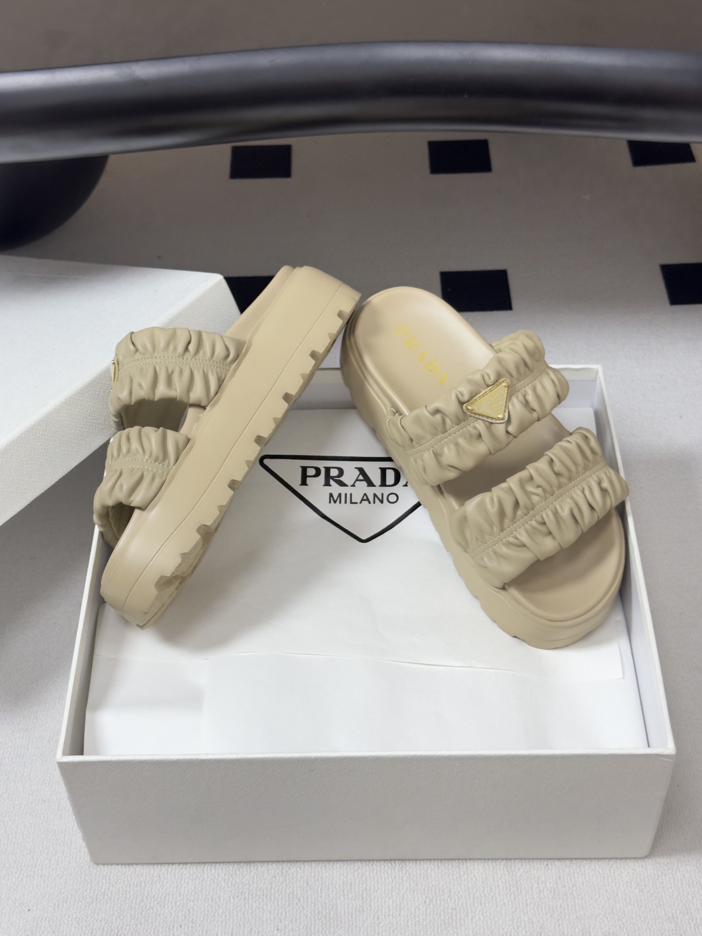 26Ss春夏新款Prada 普拉达 经典三角标褶皱双带凉拖鞋厚底休闲沙滩鞋复古老钱风拖鞋精致填充打造的立 26Ss春夏新款Prada 普拉达 经典三角标褶皱双带凉拖鞋厚底休闲沙滩鞋复古老钱风拖鞋精致填充打造的立