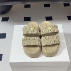 26Ss春夏新款Prada 普拉达 经典三角标褶皱双带凉拖鞋厚底休闲沙滩鞋复古老钱风拖鞋精致填充打造的立 26Ss春夏新款Prada 普拉达 经典三角标褶皱双带凉拖鞋厚底休闲沙滩鞋复古老钱风拖鞋精致填充打造的立