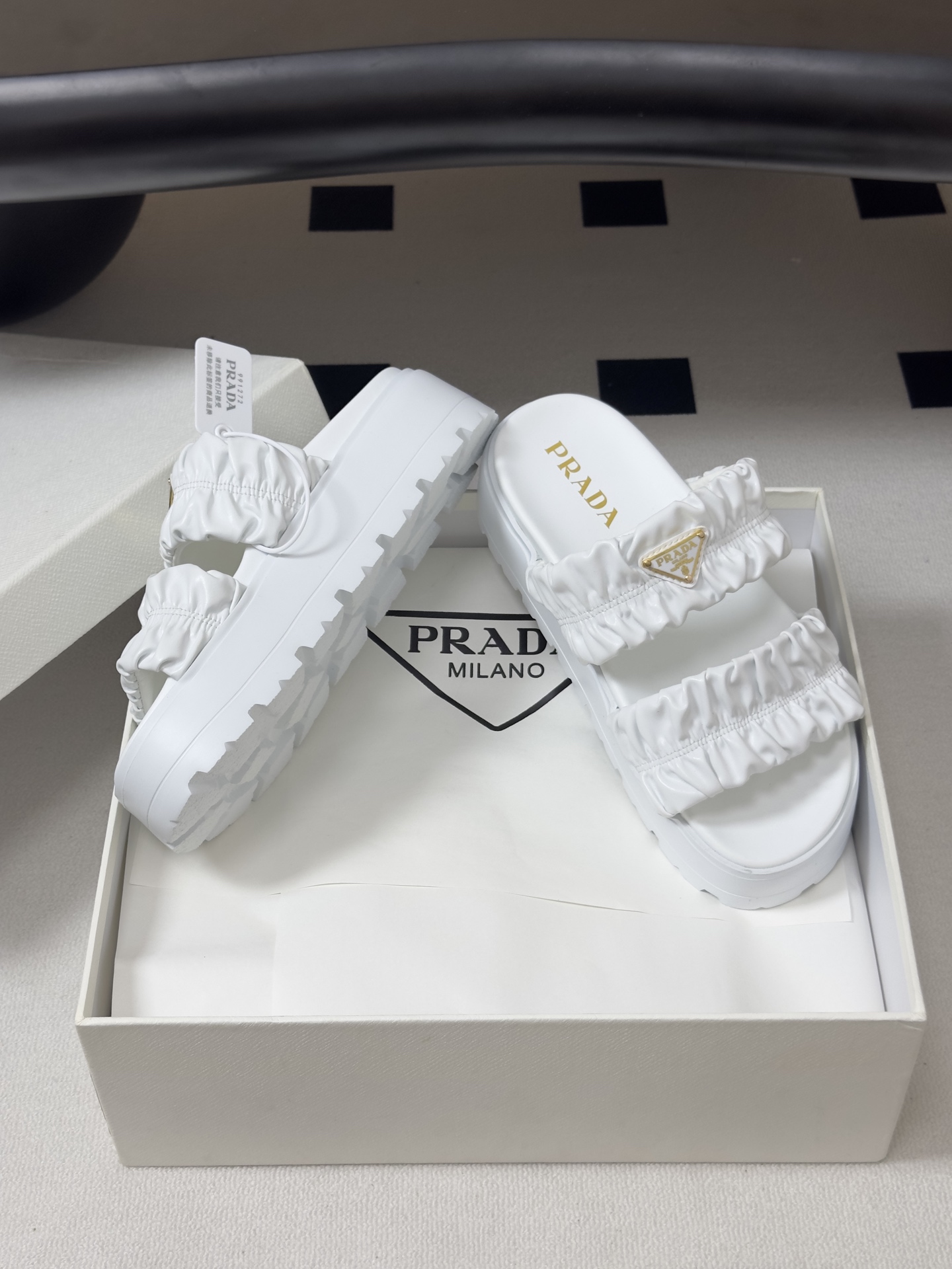 26Ss春夏新款Prada 普拉达 经典三角标褶皱双带凉拖鞋厚底休闲沙滩鞋复古老钱风拖鞋精致填充打造的立 26Ss春夏新款Prada 普拉达 经典三角标褶皱双带凉拖鞋厚底休闲沙滩鞋复古老钱风拖鞋精致填充打造的立