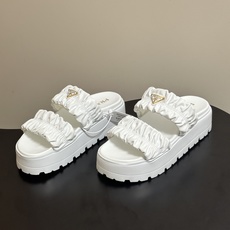 26Ss春夏新款Prada 普拉达 经典三角标褶皱双带凉拖鞋厚底休闲沙滩鞋复古老钱风拖鞋精致填充打造的立 26Ss春夏新款Prada 普拉达 经典三角标褶皱双带凉拖鞋厚底休闲沙滩鞋复古老钱风拖鞋精致填充打造的立