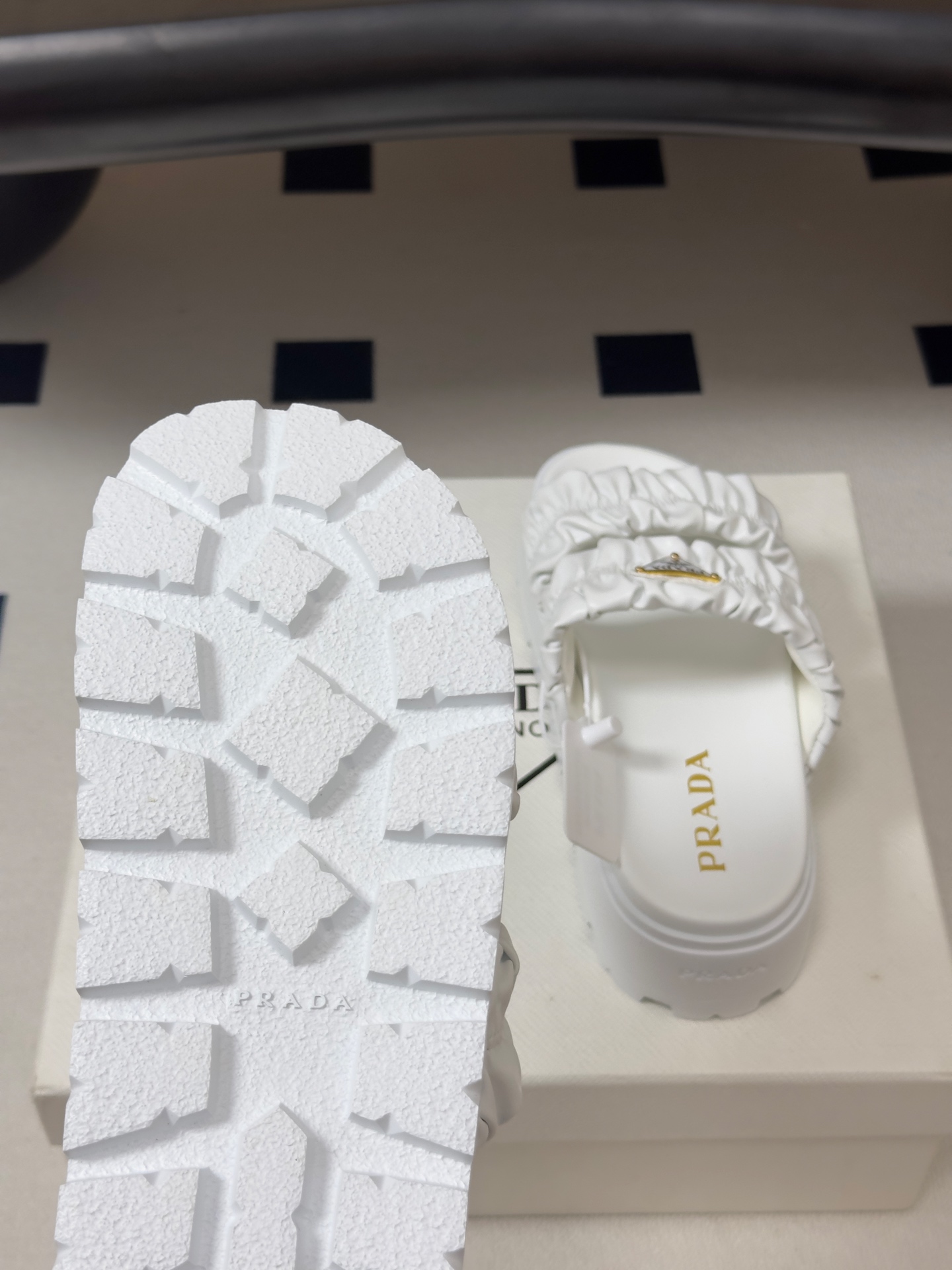 26Ss春夏新款Prada 普拉达 经典三角标褶皱双带凉拖鞋厚底休闲沙滩鞋复古老钱风拖鞋精致填充打造的立 26Ss春夏新款Prada 普拉达 经典三角标褶皱双带凉拖鞋厚底休闲沙滩鞋复古老钱风拖鞋精致填充打造的立