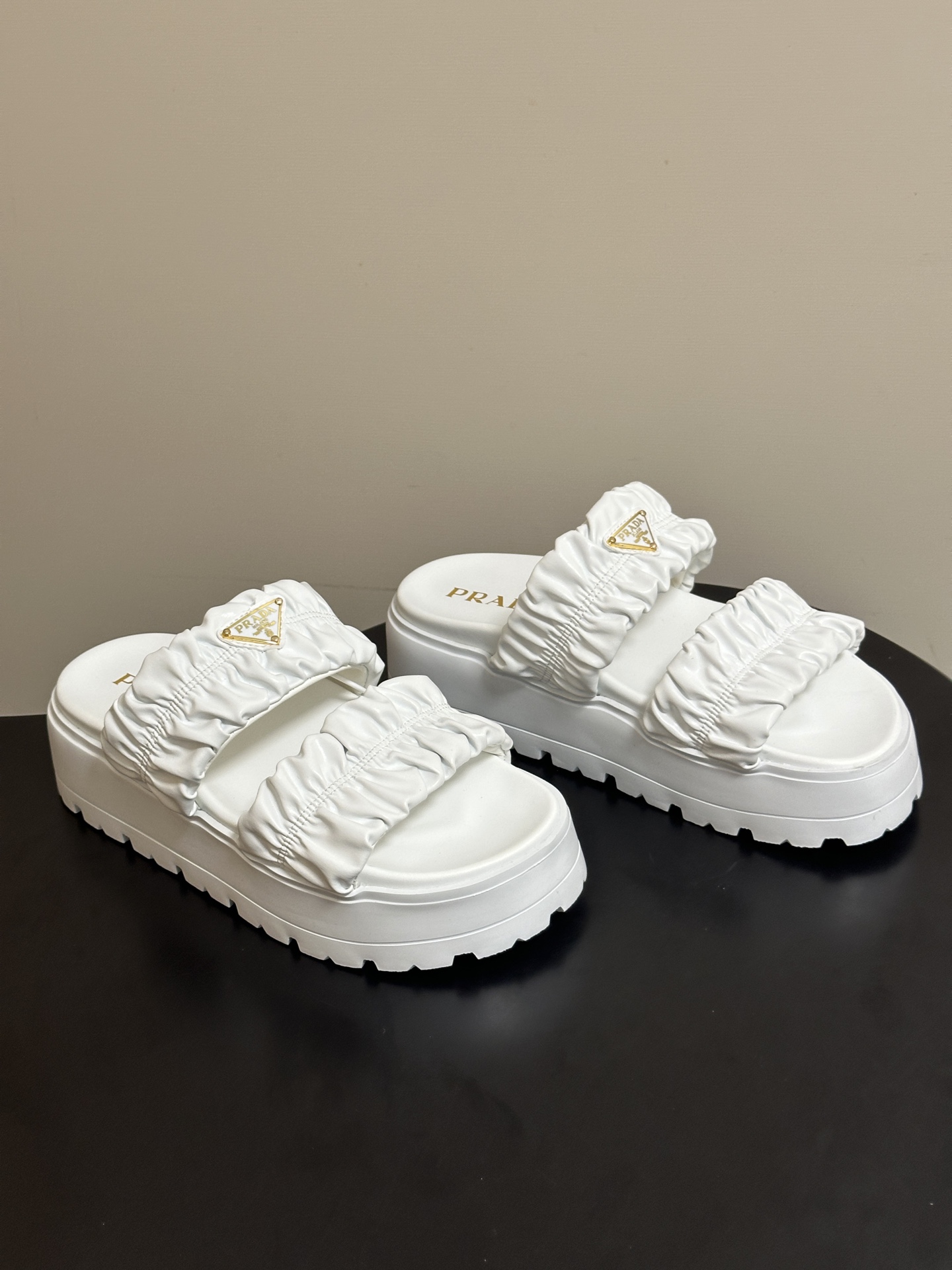26Ss春夏新款Prada 普拉达 经典三角标褶皱双带凉拖鞋厚底休闲沙滩鞋复古老钱风拖鞋精致填充打造的立
