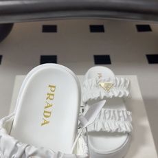 26Ss春夏新款Prada 普拉达 经典三角标褶皱双带凉拖鞋厚底休闲沙滩鞋复古老钱风拖鞋精致填充打造的立 26Ss春夏新款Prada 普拉达 经典三角标褶皱双带凉拖鞋厚底休闲沙滩鞋复古老钱风拖鞋精致填充打造的立