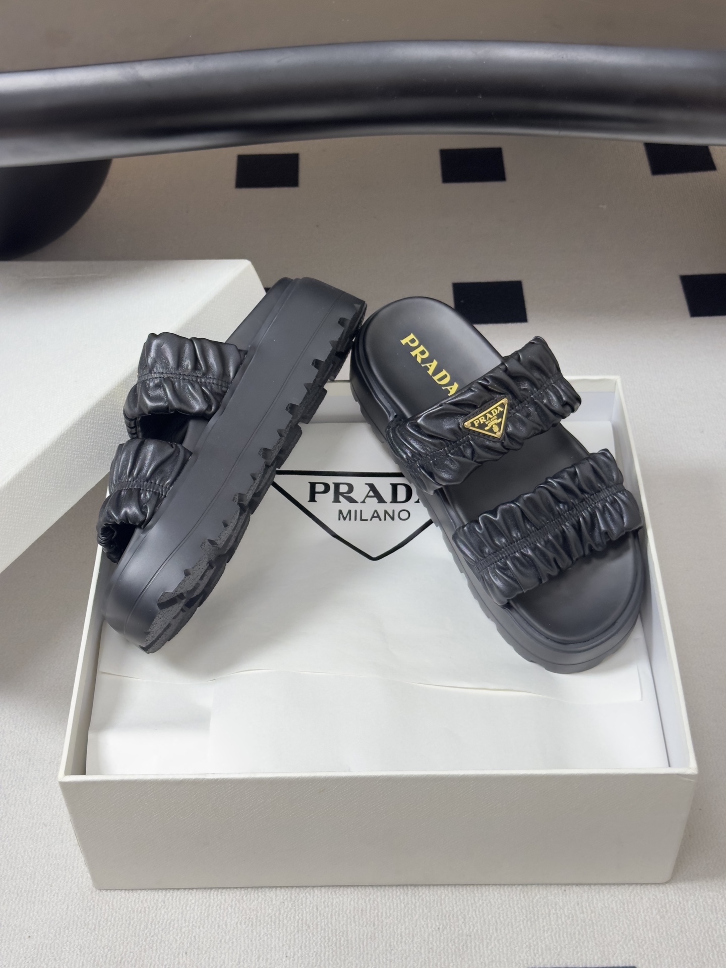 26Ss春夏新款Prada 普拉达 经典三角标褶皱双带凉拖鞋厚底休闲沙滩鞋复古老钱风拖鞋精致填充打造的立 26Ss春夏新款Prada 普拉达 经典三角标褶皱双带凉拖鞋厚底休闲沙滩鞋复古老钱风拖鞋精致填充打造的立