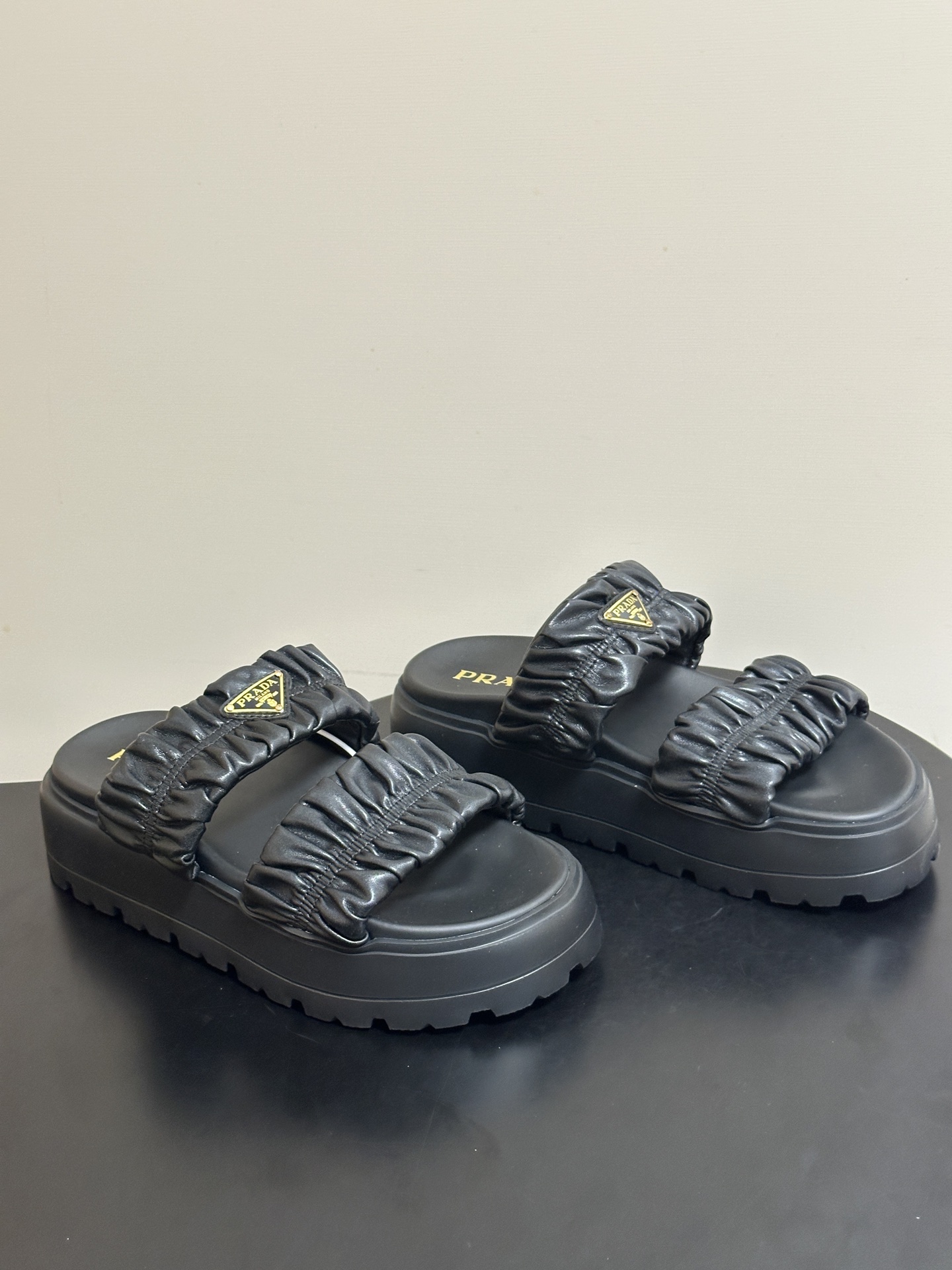 NO:817609,- 26Ss Spring and Summer New Prada Classic Triangle Logo Pleated Double Strap Sandals Thick-soled Casual Beach Shoes Retro Old Money Style Slippers The three-dimensional silhouette created by exquisite padding and ingenious quilting texture injects an elegant style into these sports-style sandals. The metal triangle logo is enhanced by color contrast, presenting iconic embellishments and accurately defining the special characteristics of the silhouette.  The slip-on design is super easy to put on and take off. Whether it is paired with jeans, casual pants, or simple skirts or wide-leg pants, it can be seamlessly connected and effortlessly fashionable. Sheepskin upper, sheepskin lining, ultra-light IP foam outsole, sole thickness 5.5cm, size 35-39 (40.41 custom-made, non-refundable), slippers, prada, prada, slippers, skirts, jeans, sheepskin19860909- 26Ss春夏新款Prada 普拉达 经典三角标褶皱双带凉拖鞋厚底休闲沙滩鞋复古老钱风拖鞋 精致填充打造的立体廓形,搭配匠心绗缝纹理,为这款运动风凉拖注入优雅的格调.金属三角形徽标通过色彩对比增强,呈现标志性点缀,精准定义廓形的特别特征. 一脚蹬的设计穿脱超方便,不管是搭配牛仔裤、休闲裤,还是简约裙装、阔腿裤,都能无缝衔接,轻松拿捏不费力的时髦感. 鞋面羊皮 内里垫脚羊皮 鞋底超轻IP发泡大底 底厚5.5cm 码数35-39（40.41定做不退换）,拖鞋,prada,prada,slippers,skirts,jeans,sheepskin,Women's Shoes