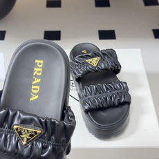 26Ss春夏新款Prada 普拉达 经典三角标褶皱双带凉拖鞋厚底休闲沙滩鞋复古老钱风拖鞋精致填充打造的立 26Ss春夏新款Prada 普拉达 经典三角标褶皱双带凉拖鞋厚底休闲沙滩鞋复古老钱风拖鞋精致填充打造的立