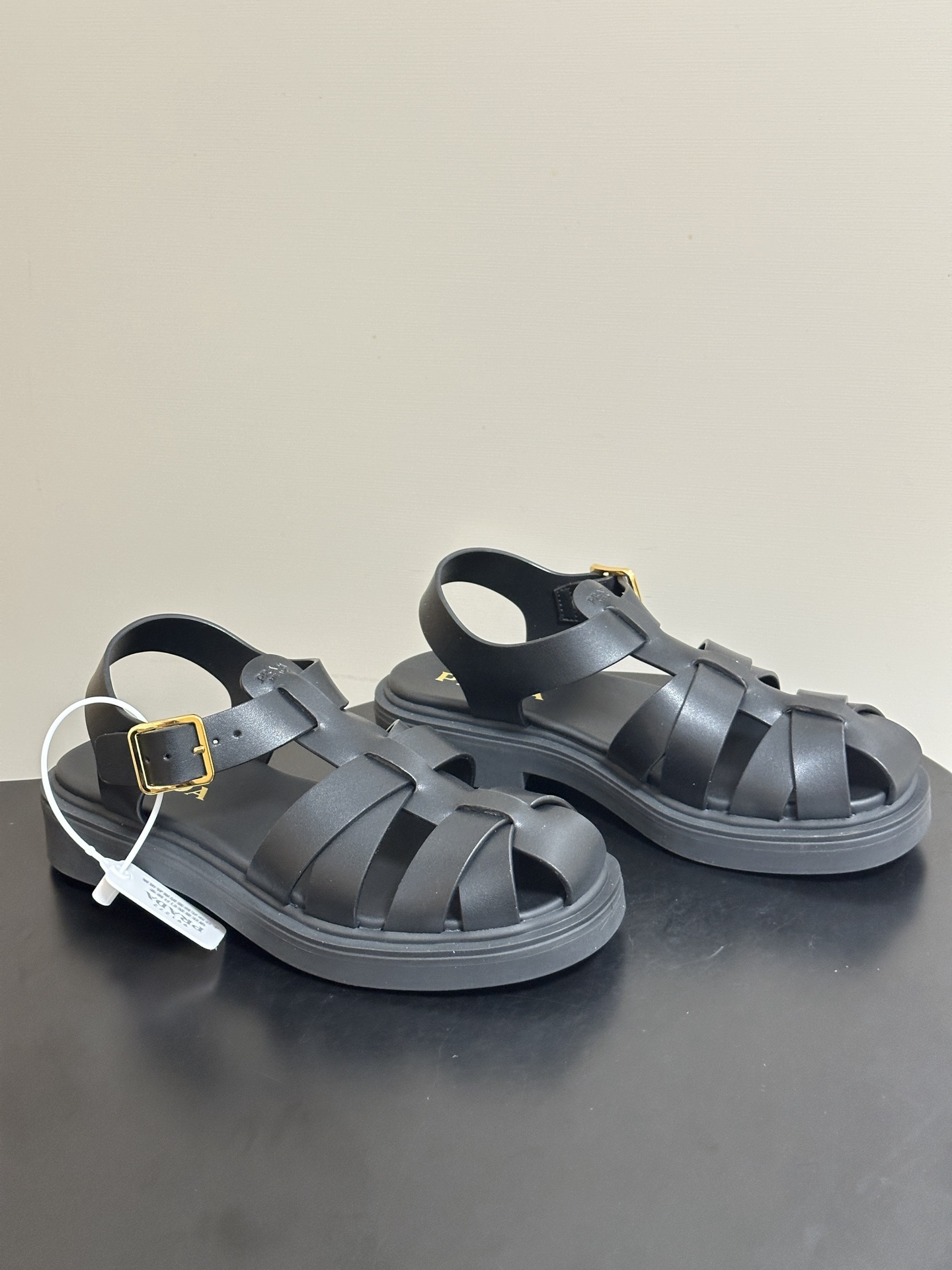 NO:817596,- 26Fw spring and summer new Prada retro style Roman thick-soled sandals  The Roman sandals, which are both retro and textured, are versatile and versatile in the summer shoe cabinet. The design uses a classic woven hollow upper, with an adjustable ankle strap, with clean lines and a retro atmosphere. The simplicity is full of exquisite details. The toe shape can not only protect the toes, but also ensure ventilation through the hollow design, taking into account practicality and beauty, and the upper foot has a relaxed and casual tone.  The matchability is universal, whether it is paired with casual pants, denim shorts or a long skirt, it can be easily adapted. Upper cowhide, lining sheepskin, sole molded TPU outsole, size 35-39 (40.41 custom made, non-refundable), sandals, prada, prada, sandals, skirts, shorts, cowhide, sheepskin19860909- 26Fw春夏新款Prada普拉达 复古风罗马厚底凉鞋 复古与质感兼具的罗马凉鞋,是夏日鞋柜里的百搭实力派.设计上采用经典的编织镂空鞋面,搭配可调节踝扣带,线条利落又自带复古氛围感,简约中透着精致细节.包头的版型既能保护脚趾,又能通过镂空设计保证透气,兼顾了实用性与美观度,上脚自带松弛随性的腔调. 搭配性堪称万能,不管是搭配休闲裤、牛仔短裤还是长裙,都能轻松适配. 鞋面牛皮 内里垫脚羊皮 鞋底开模灌注TPU大底 码数35-39（40.41定做不退换）,凉鞋,prada,prada,sandals,skirts,shorts,cowhide,sheepskin,Women's Shoes