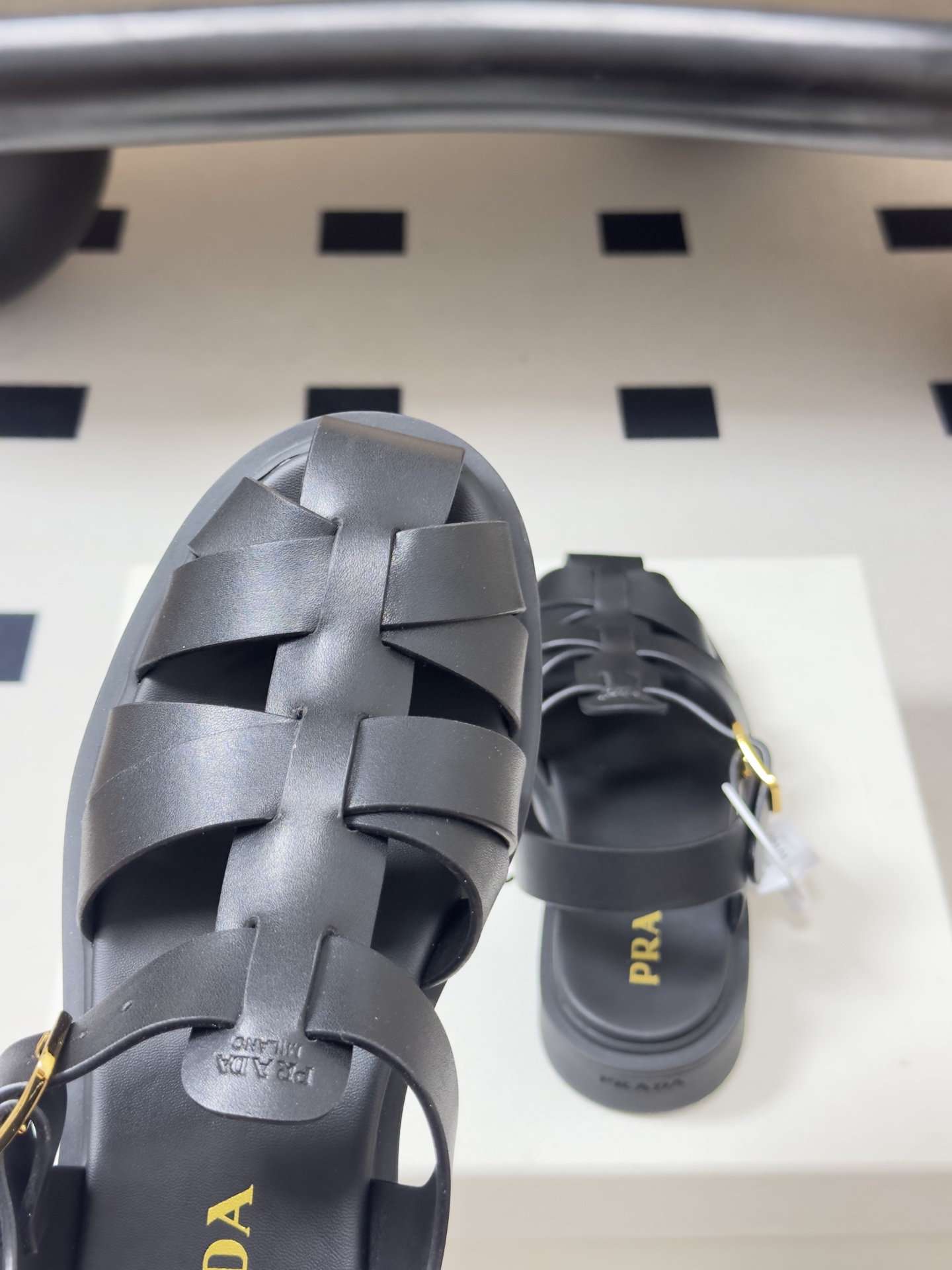 26Fw春夏新款Prada普拉达 复古风罗马厚底凉鞋复古与质感兼具的罗马凉鞋,是夏日鞋柜里的百搭实力派。 26Fw春夏新款Prada普拉达 复古风罗马厚底凉鞋复古与质感兼具的罗马凉鞋,是夏日鞋柜里的百搭实力派。