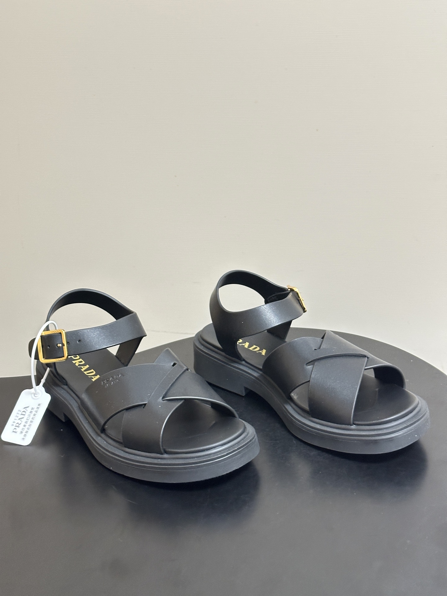NO:817600,- 26Fw spring and summer new Prada retro-style cross-strap buckle thick-soled sandals. The cross-strap sandals are full of summer atmosphere and are a fashionable style that can be easily handled by lazy people. The design uses a classic cross-strap upper, with an adjustable ankle buckle, with neat and clean lines, and a simple and high-end sense. The wide toe version is not picky about the foot shape, and the upper foot is very tolerant. It can also quietly modify the foot shape, making the foot lines look more stretched and beautiful.  The matchability is excellent, whether it is paired with shorts, jeans or a dress, it can be easily adapted. Paired with casual trousers, it is a casual and relaxed street style. Paired with a long skirt, it can give a lazy and gentle vacation feel. It is suitable for daily outings, commuting or traveling. The upper is cowhide, the lining is sheepskin, and the sole is molded and injected with TPU outsole.  Size 35-39 (40.41 customized, non-refundable), sandals, prada, prada, sandals, skirts, shorts, jeans, cowhide, sheepskin19860909- 26Fw春夏新款Prada普拉达 复古风交叉带搭扣厚底凉鞋 夏日氛围感拉满的交叉带凉鞋,是懒人也能轻松拿捏的时髦款.设计上采用经典的交叉带鞋面,搭配可调节的踝部扣带,线条利落干净,自带简约高级感.宽鞋头的版型,不挑脚型,上脚包容性超强,同时还能悄悄修饰脚型,让脚部线条看起来更舒展好看. 搭配性堪称一绝,不管是搭配短裤、牛仔裤还是连衣裙,都能轻松适配.搭配休闲裤装是随性松弛的街头风,搭配长裙又能穿出慵懒温柔的度假感,日常出街、通勤或者出游穿都合适. 鞋面牛皮 内里垫脚羊皮 鞋底开模灌注TPU大底 码数35-39（40.41定做不退换）,凉鞋,prada,prada,sandals,skirts,shorts,jeans,cowhide,sheepskin,Women's Shoes
