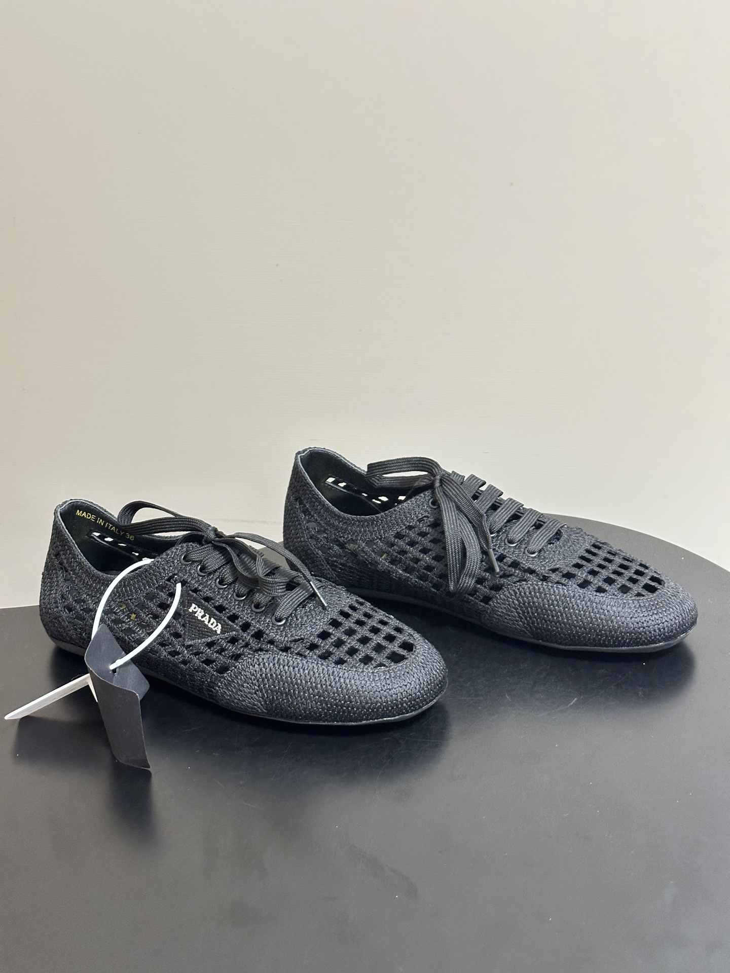 NO:817592,- 26Fw spring and summer new model Prada Collapse crochet lace-up sneakers classic triangular letter logo hollow thin-soled casual shoes. The hollow grid design that is captivating at a glance is completely the best outfit this year!  The neat shoe shape has a sense of sophistication, and the transparent grid structure not only makes the appearance look great, but also makes the feet feel fresh and not stuffy. It is not suitable for spring and summer. Whether it is daily commuting or going out on the weekend, it can easily hold the whole scene. Paired with jeans, it gives a casual and relaxed urban feel, and with a small skirt, it can be worn with a sweet and cool contrast. Whoever wears one shoe knows how happy it is!  Whether you are a style blogger who pursues fashion or an urban beauty who prefers practical texture, this pair of shoes can accurately hit your preferences. Computer embroidered hollow crochet fabric on the upper, sheepskin lining on the feet, original open-molded TPU rubber outsole on the sole, size 35-39 (40.41 custom-made, non-refundable), single shoes, prada, prada, sneakers, skirts, jeans, sheepskin19860909- 26Fw春夏新款Prada普拉达 Collapse钩针系带运动鞋经典三角字母标镂空薄底休闲鞋 一眼沦陷的镂空网格设计,完全是今年的穿搭神助攻！利落的鞋型自带精致感,通透的网格结构不仅颜值拉满,上脚更是清爽不闷脚,春夏穿简直不要太合适～不管是日常通勤还是周末出街,它都能轻松hold住全场.搭配牛仔裤是随性松弛的都市感,配小裙子又能穿出甜酷反差感,一鞋多穿的快乐谁穿谁知道！ 不管是追求时髦的穿搭博主,还是偏爱实用质感的都市丽人,这双鞋都能精准戳中你的喜好. 鞋面电脑绣镂空钩针面料 内里垫脚羊皮 鞋底原版开模TPU橡胶大底 码数35-39（40.41定做不退换）,单鞋,prada,prada,sneakers,skirts,jeans,sheepskin,Women's Shoes