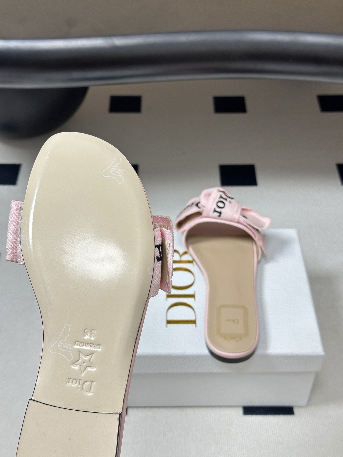 26ss春夏新款Dior 迪奥 J'Adior 经典字母织带蝴蝶结平底凉拖鞋 CD 刺绣粗跟一字带拖鞋这