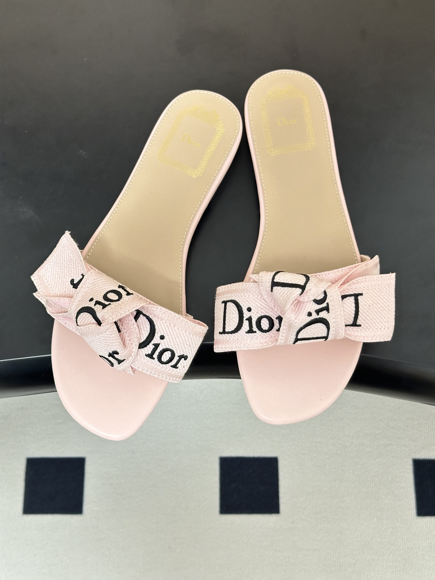 26ss春夏新款Dior 迪奥 J'Adior 经典字母织带蝴蝶结平底凉拖鞋 CD 刺绣粗跟一字带拖鞋这